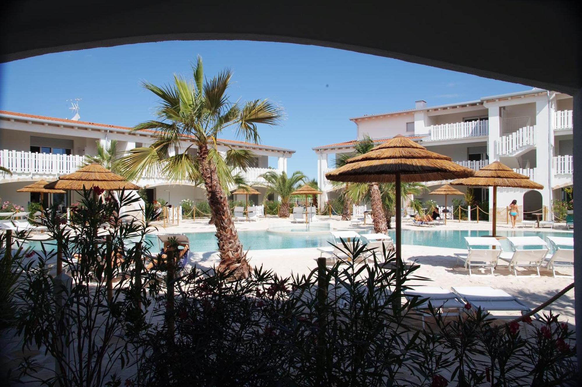 Cala Blu Residence Con Piscina-Centralissimo Lido Di Jesolo Bagian luar foto